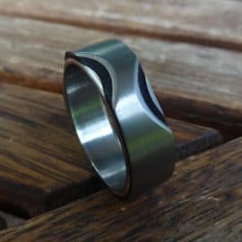 ébenfa karikagyűrű, karikagyűrű, titán karikagyűrű, egyedi karikagyűrű, design karikagyűrű, különleges karikagyűrű, design jegygyűrű, különleges jegygyűrű