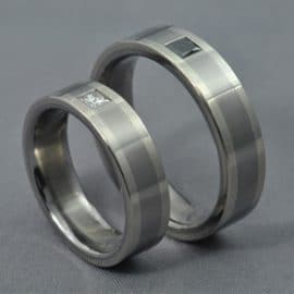 wedding ring, diamond, white gold, white diamond, black diamond, fekete gyémánt, fehér princess gyémánt, egyedi karikagyűrű, különleges karikagyűrű, gyűrű, karikagyűrű, titán karikagyűrű, gyémánt gyűrű, titánium karikagyűrű, fehérarany karikagyűrű, comfort fit karikagyűrű,